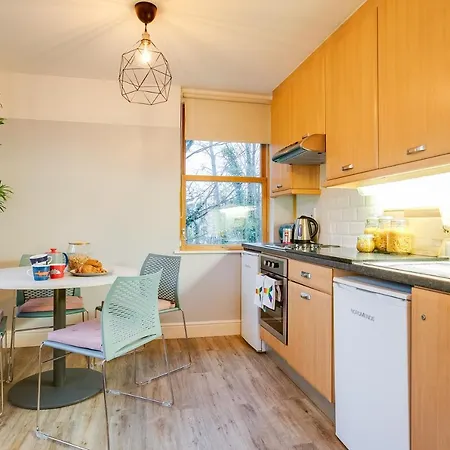 Griffith Apartment *